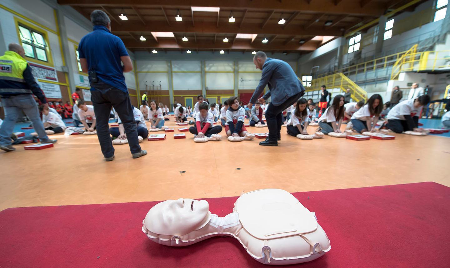 Studenti a lezione di primo soccorso