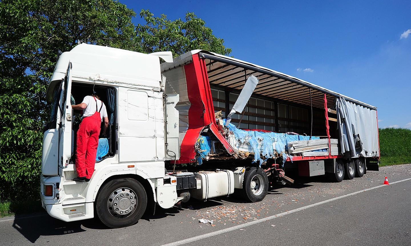 Camion si scontrano in semicurva