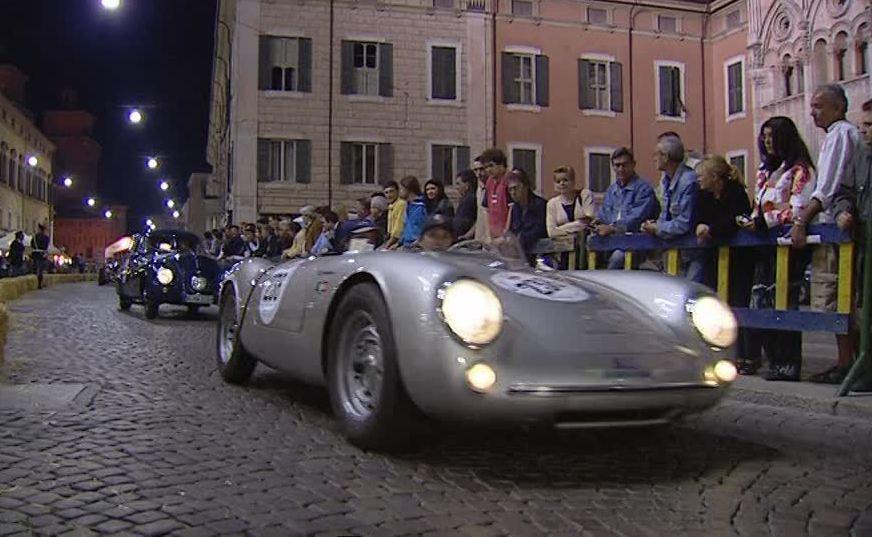 Il fascino della Mille Miglia invade il centro di Ferrara 