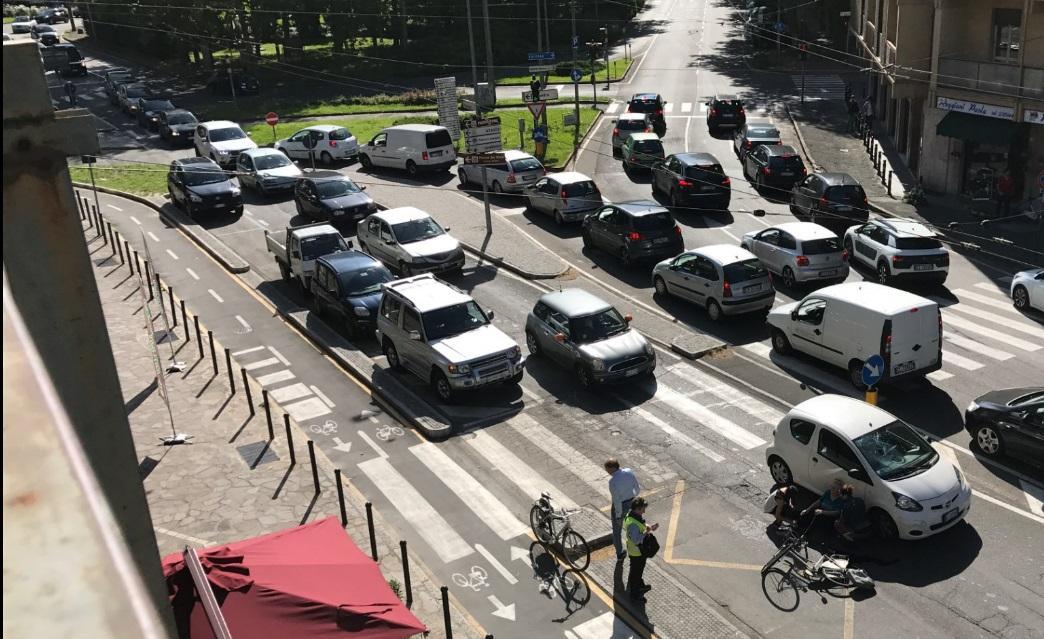 Modena, via Giardini è pericolosa: «Auto e bidoni, la visibilità è zero»  