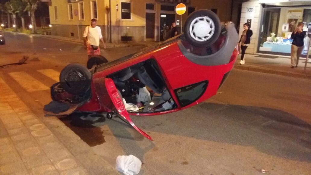 L'utilitaria capottata in via Manin la scorsa notte