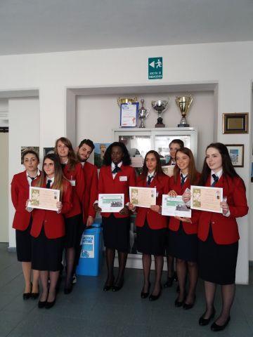 La consegna degli attestati per il corso di hostess e steward