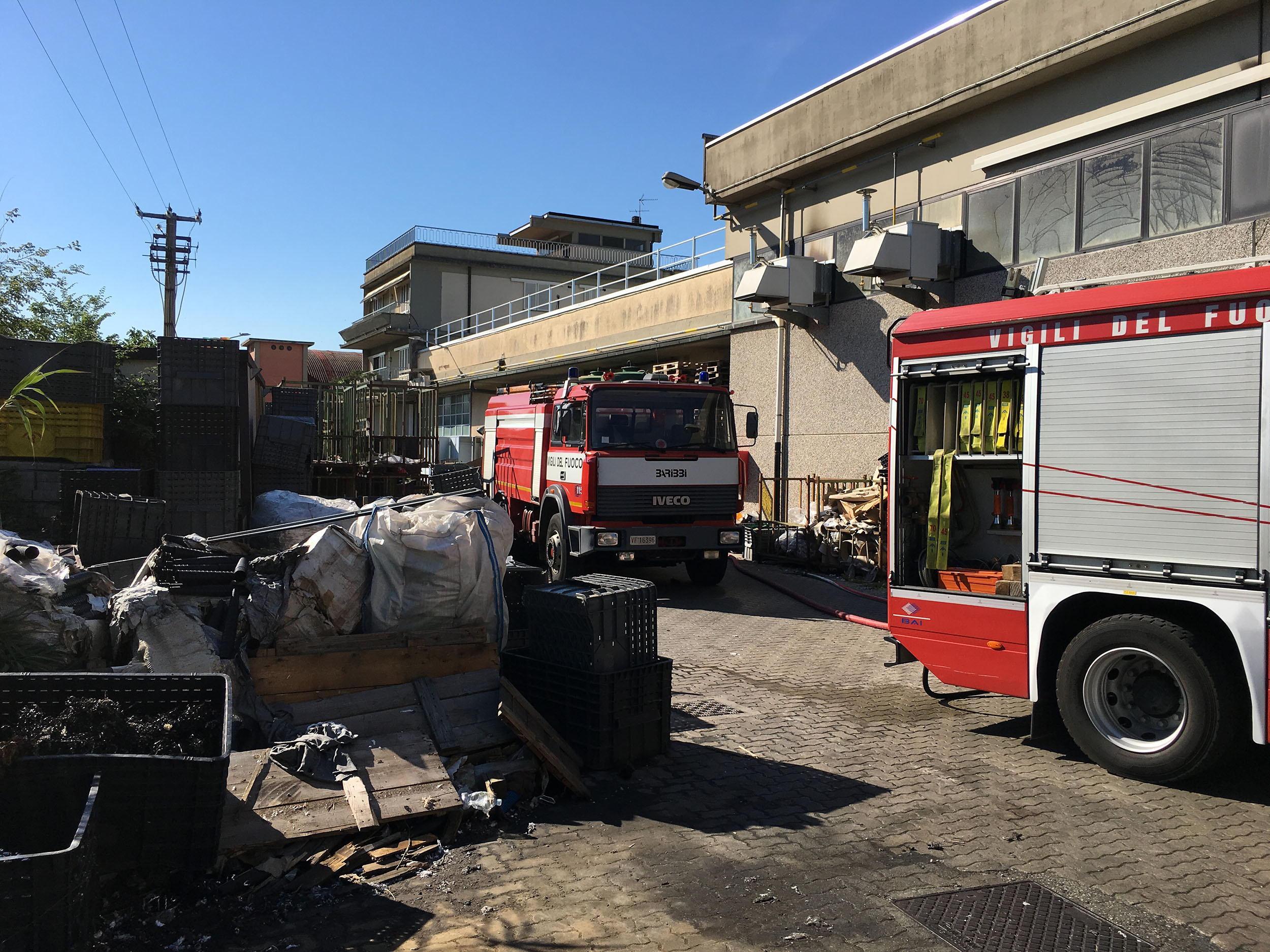 I pompieri all'azienda tessile di via Francesca (foto Nucci)