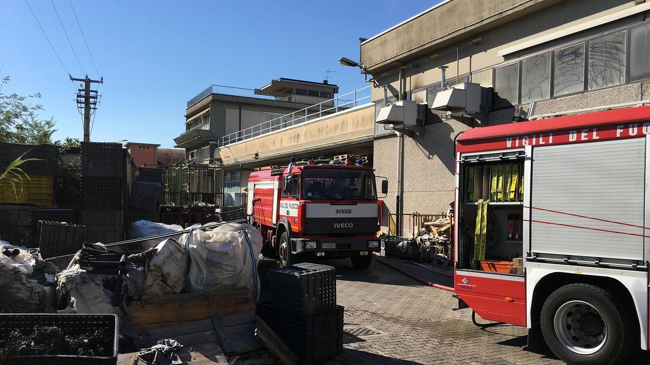 I pompieri all'azienda tessile di via Francesca (foto Nucci)