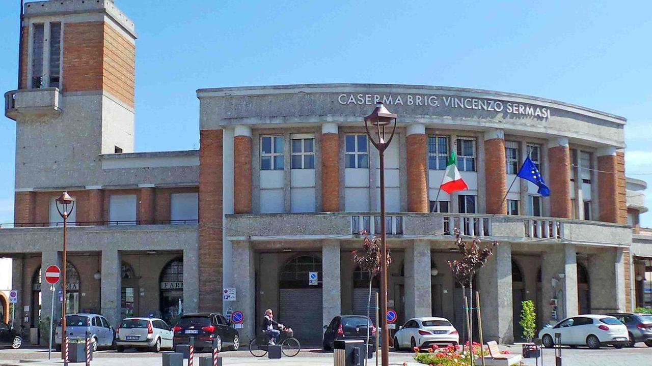 L’ex caserma va in pezzi. Cittadini preoccupati