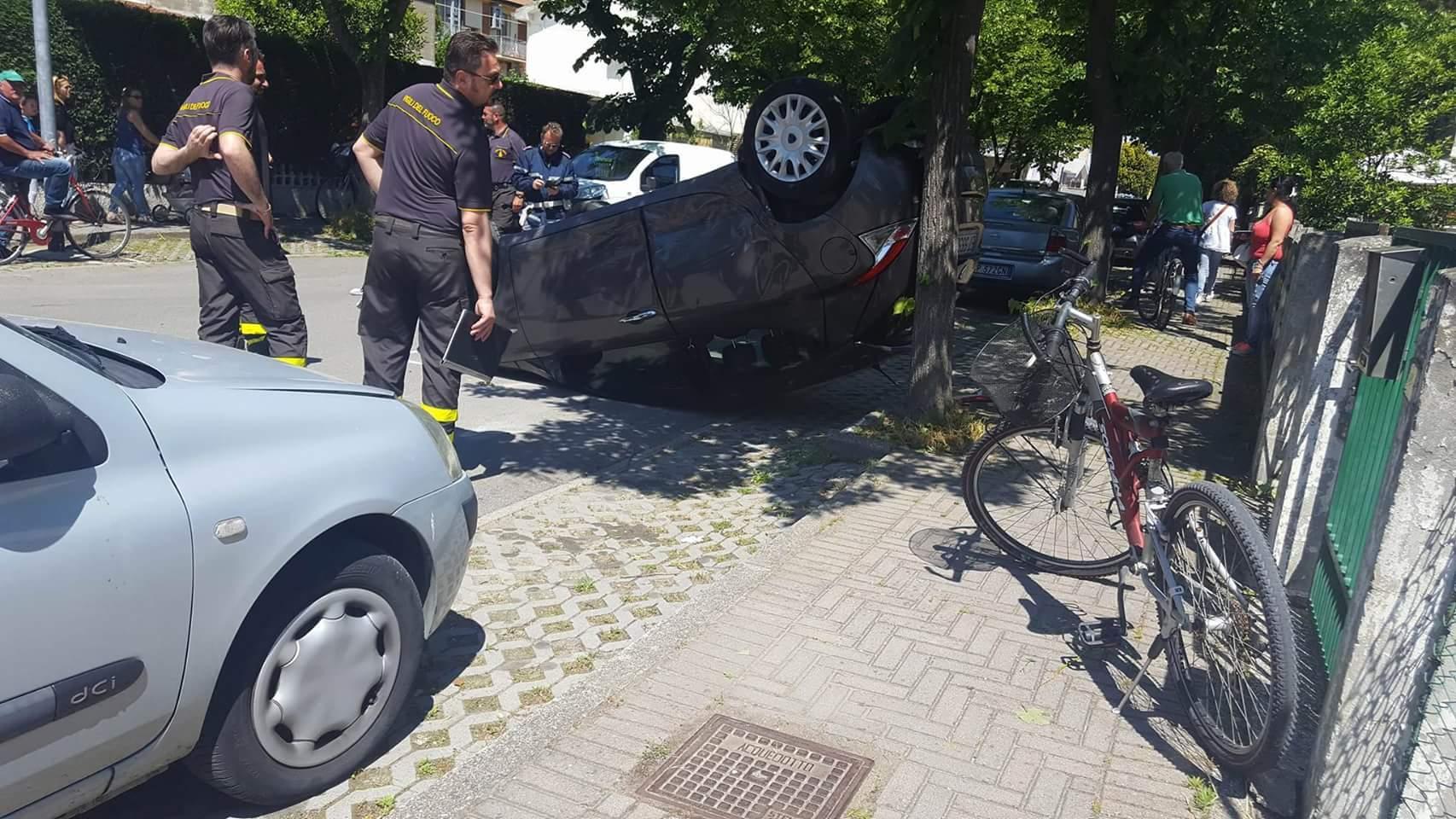 Viene investita e cappotta con l'auto 