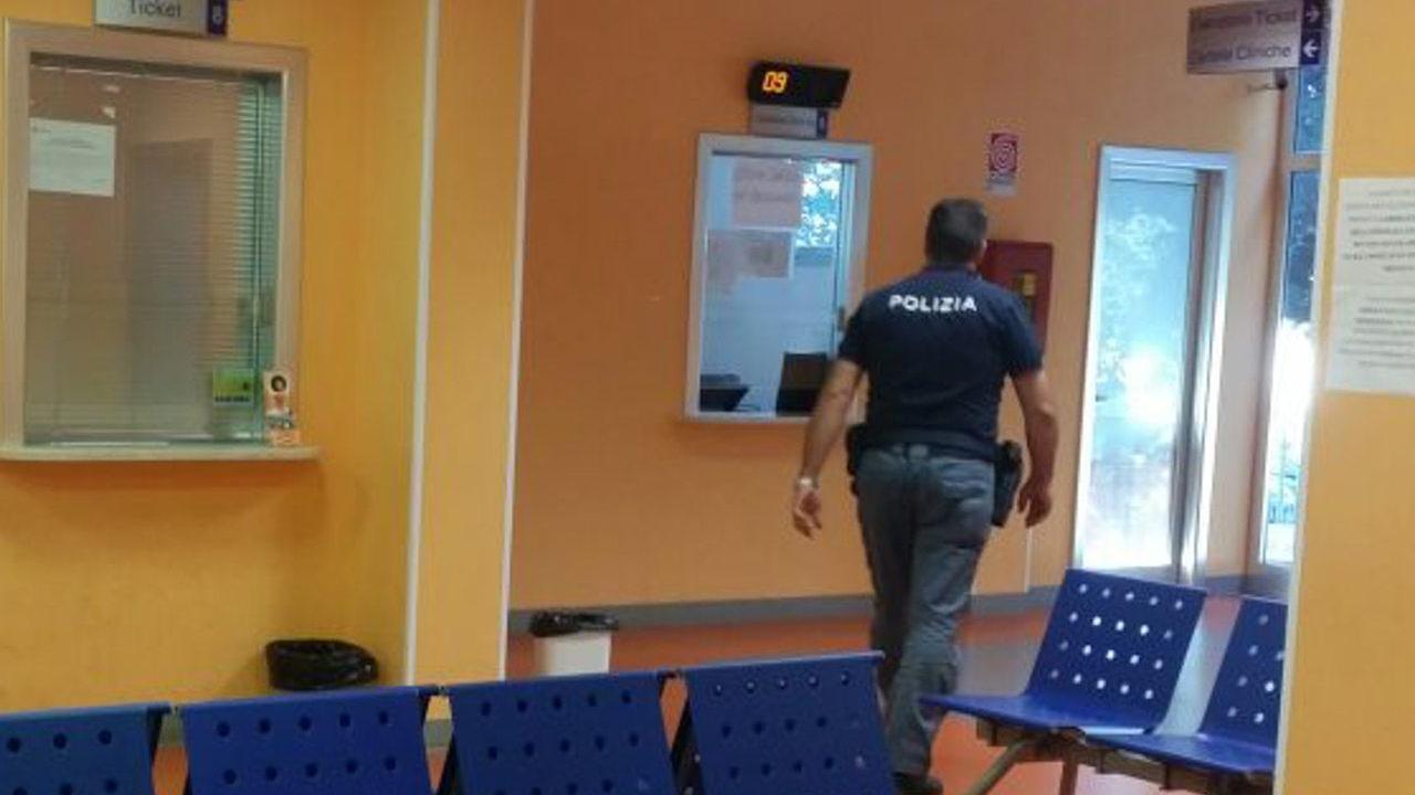 La polizia davanti all'ufficio ticket dell'ospedale oncologico di Cagliari (foto Rosas)