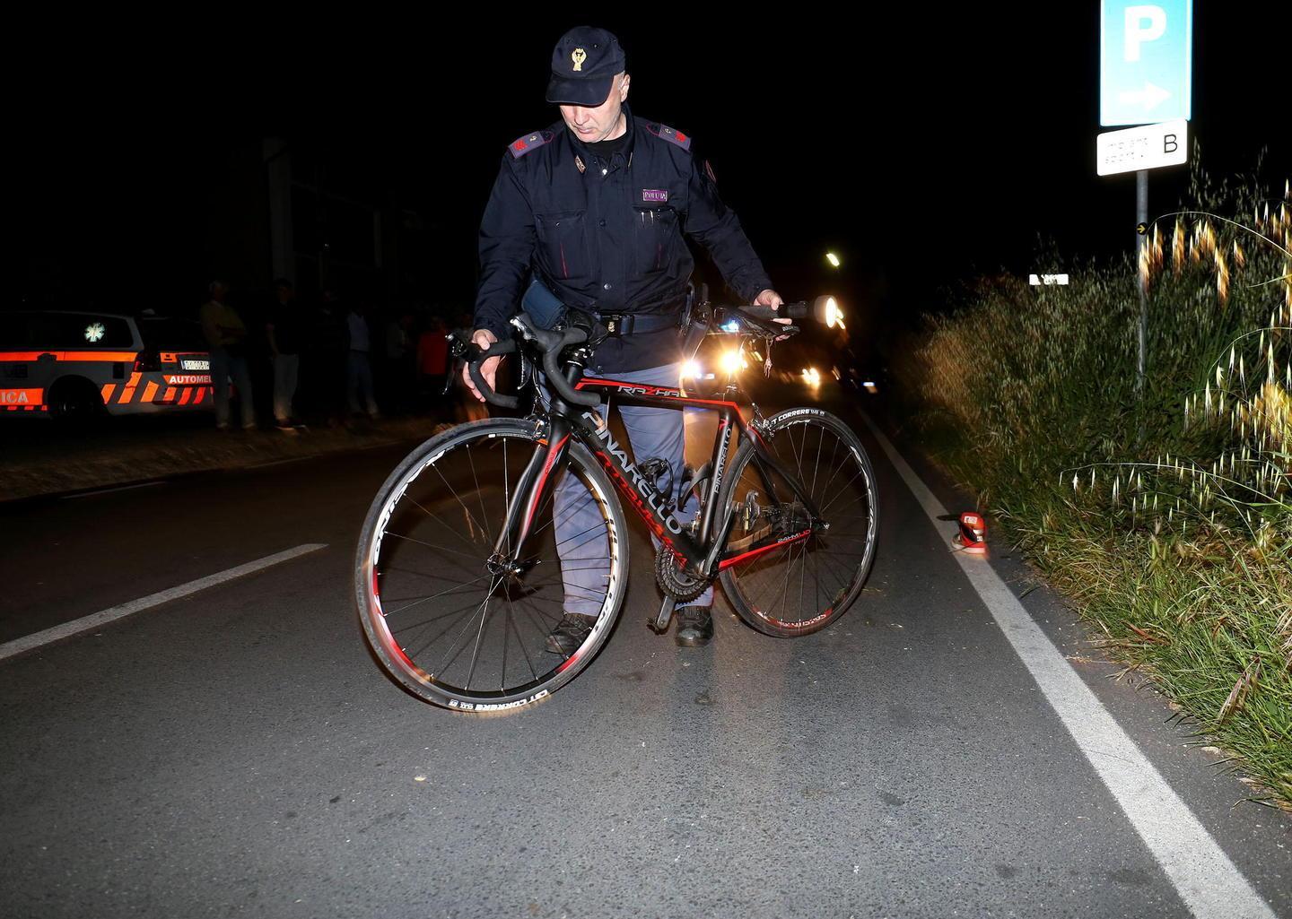 Un agente rimuove la bicicletta del giovane ferito (Foto Nucci)