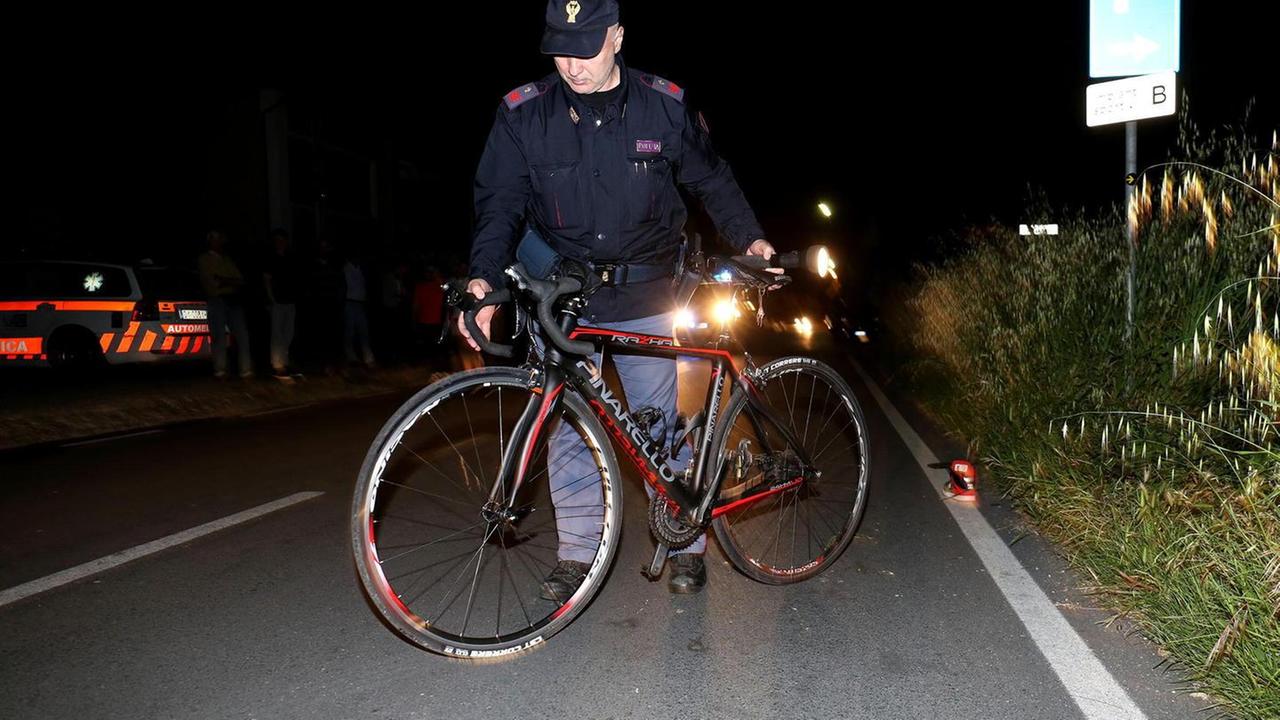 Un agente rimuove la bicicletta del giovane ferito (Foto Nucci)
