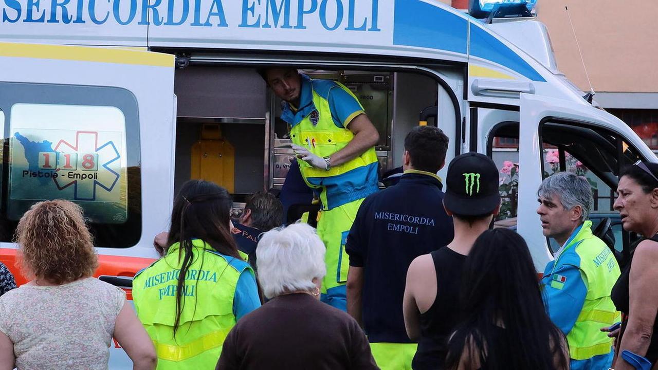 Fiamme e paura alle case popolari salvata una donna