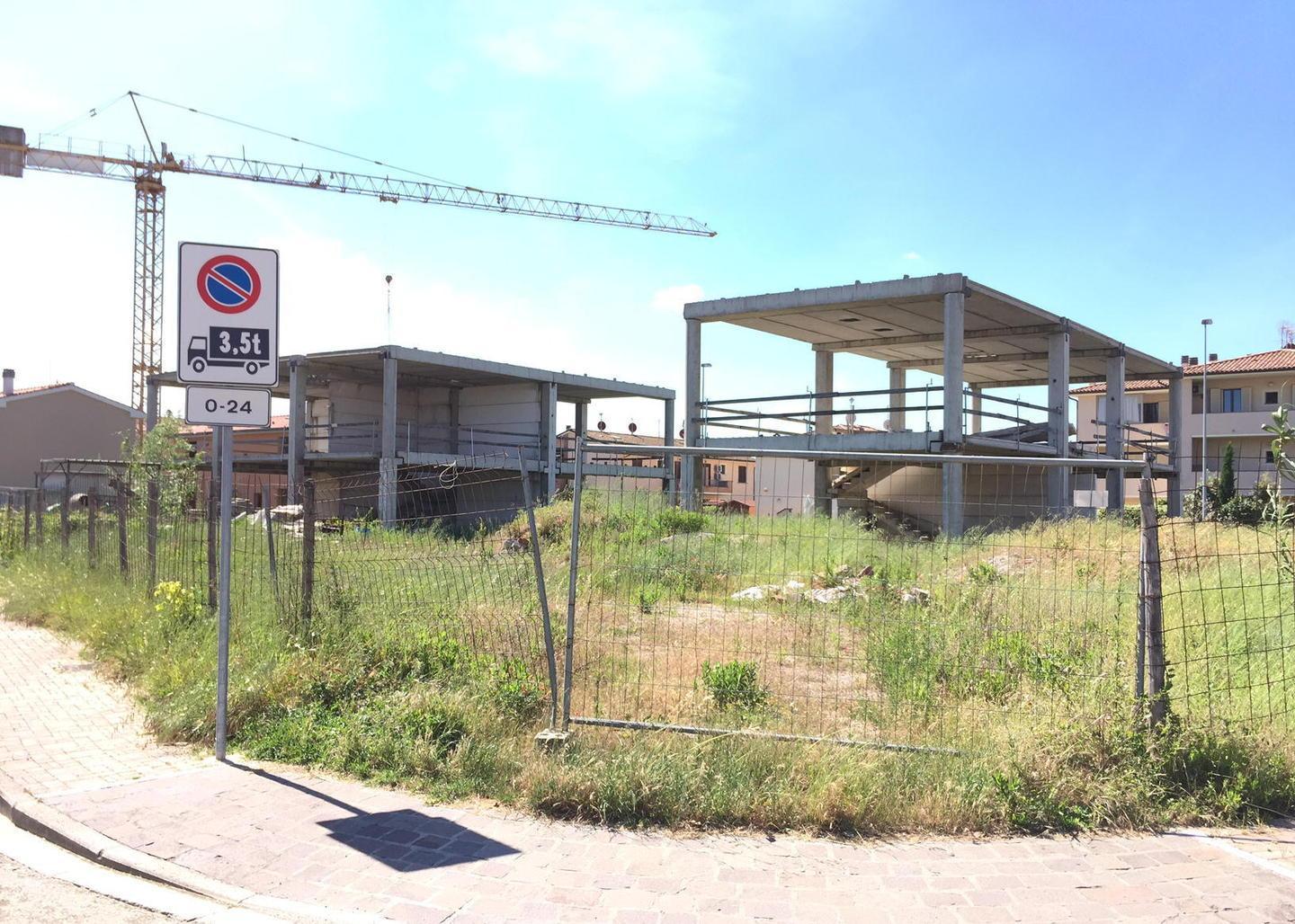 Degrado nel cantiere abbandonato 