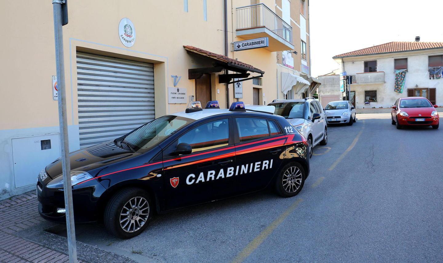 Suona il campanello ai carabinieri e poi si spara al petto