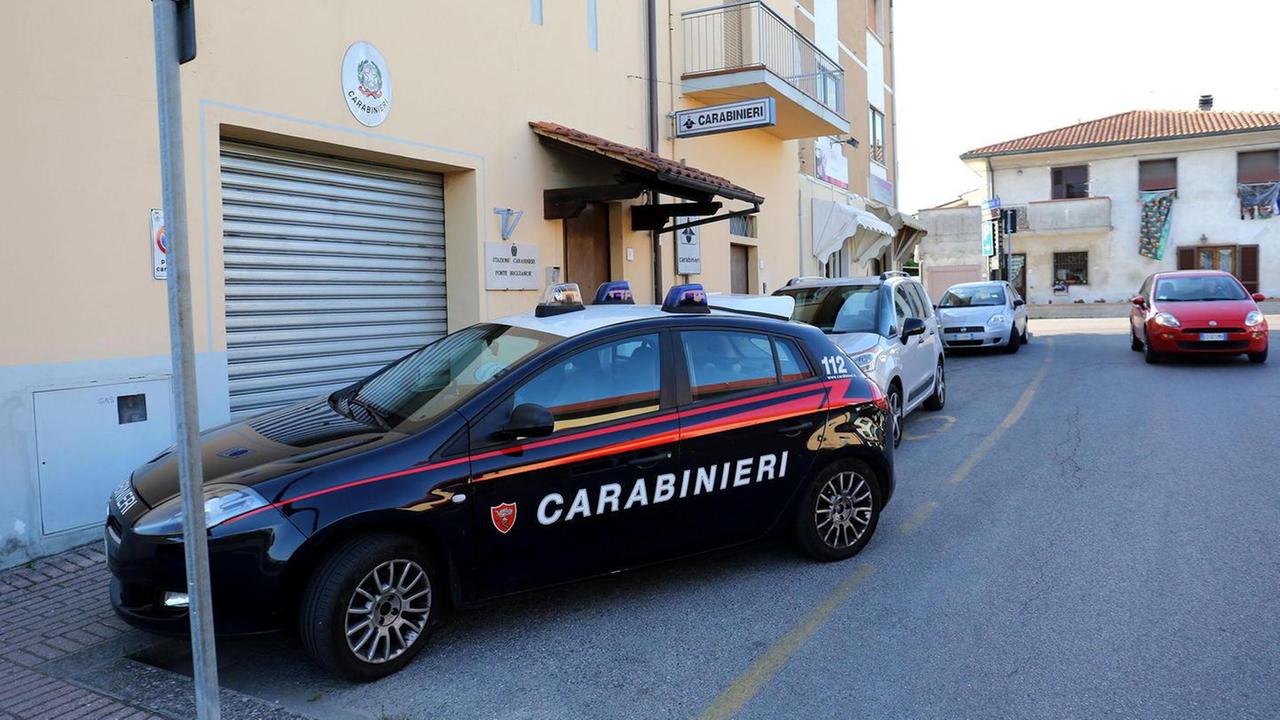Suona il campanello ai carabinieri e poi si spara al petto