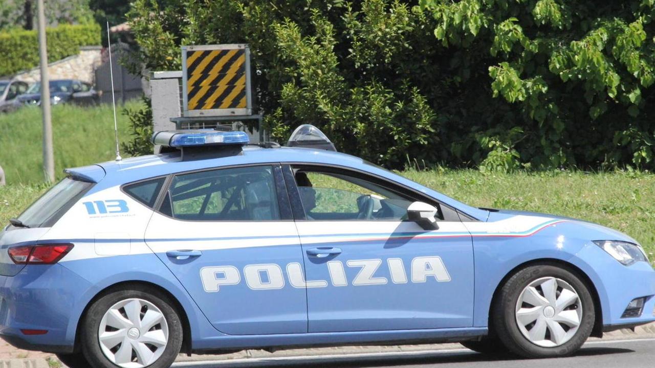 Schiamazzi nella notte, polizia al Villaggio Apuano