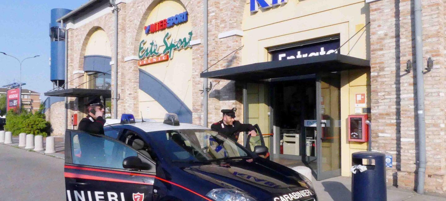 Rubano e via con le scarpe 