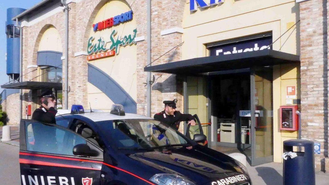 Rubano e via con le scarpe