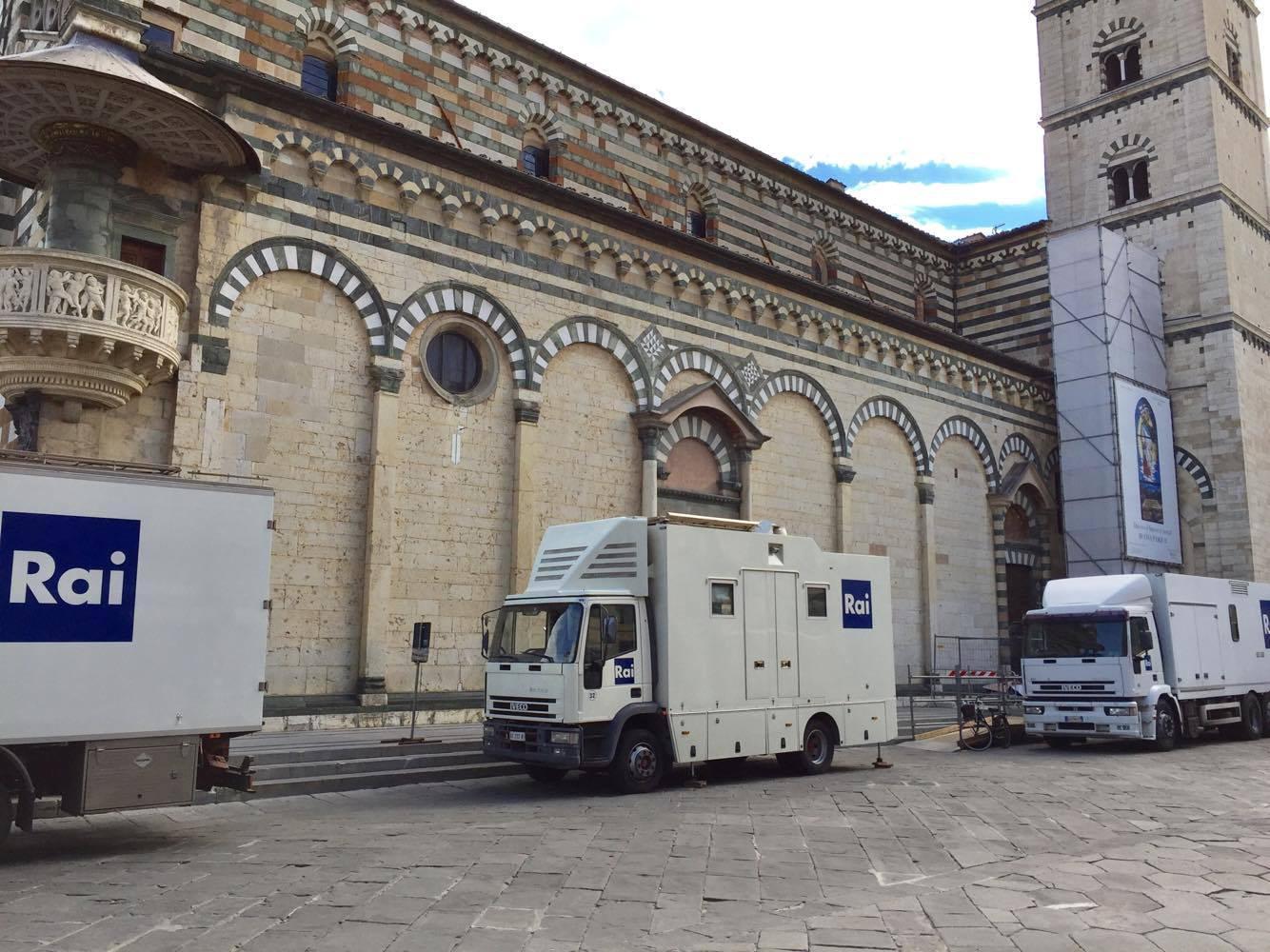 I mezzi Rai parcheggiati in piazza Duomo