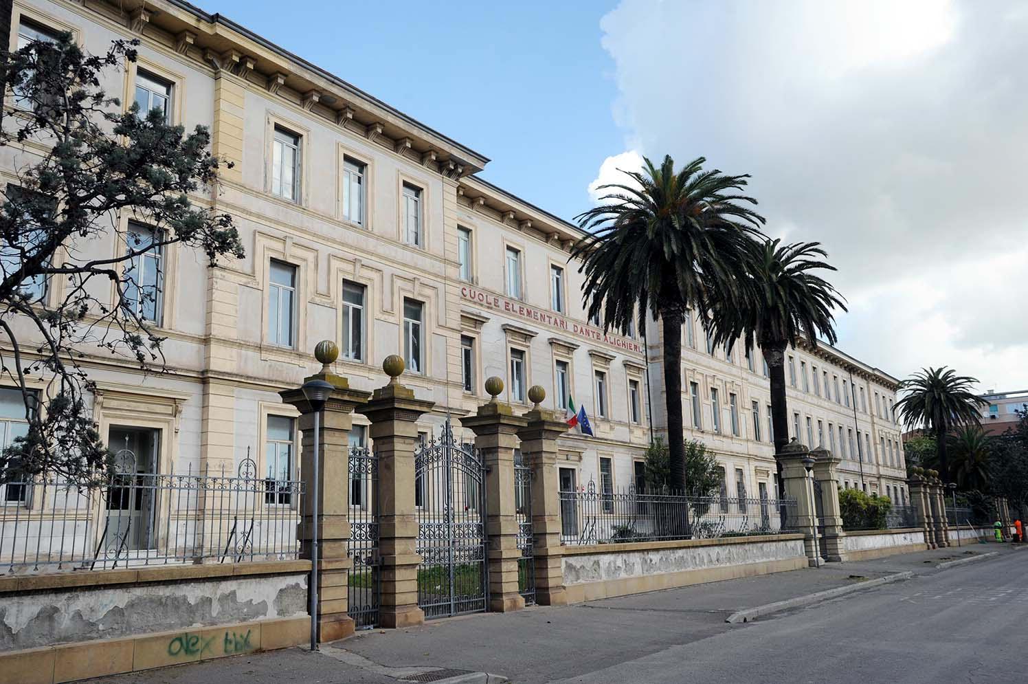 Nella scuola elementare di piazza Dante la direzione didattica del Primo circolo (foto Paolo Barlettani)
