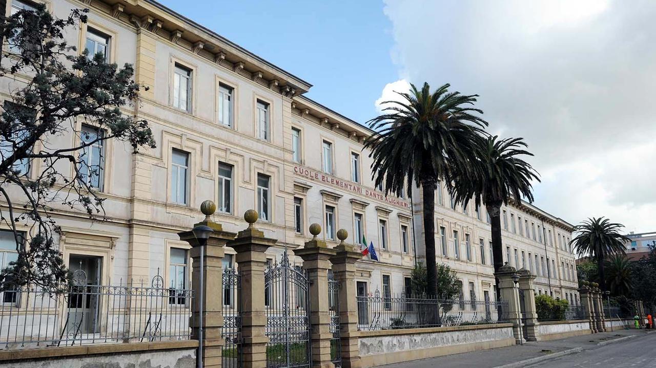 Nella scuola elementare di piazza Dante la direzione didattica del Primo circolo (foto Paolo Barlettani)