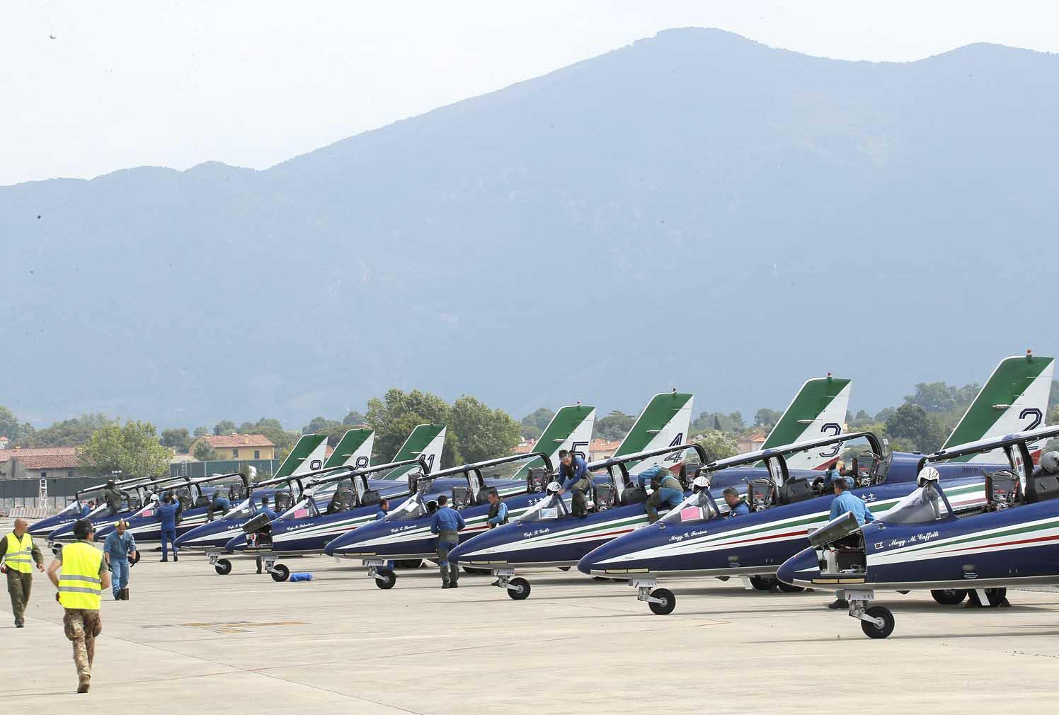 Le Frecce tricolori sul piazzale dell'aeroporto militare