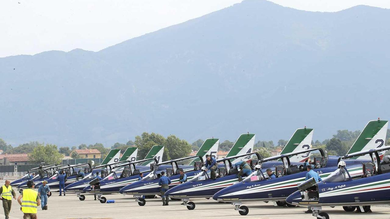 Le Frecce tricolori sul piazzale dell'aeroporto militare