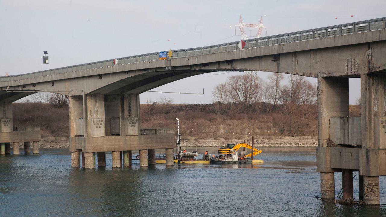 Il ponte sul Po,a Pontelagoscuro