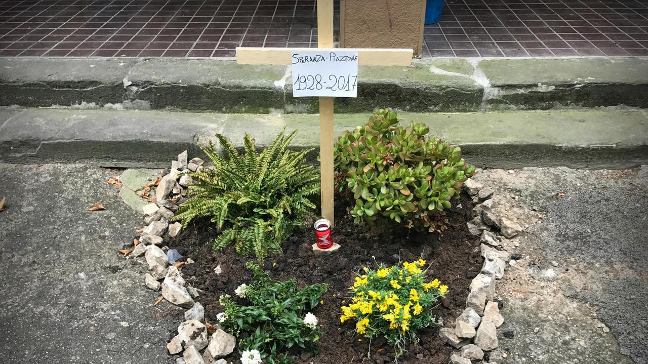 La tomba comparsa in piazza Cavour al Mercato di Viareggio