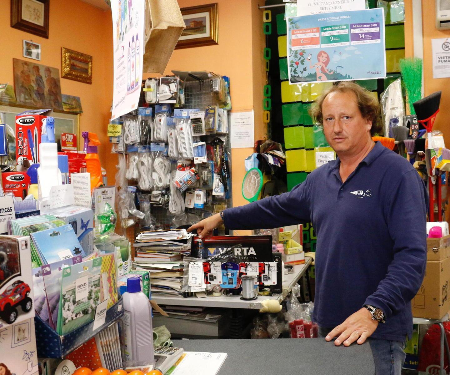 Sventa il furto chiudendo i ladri dentro al negozio  
