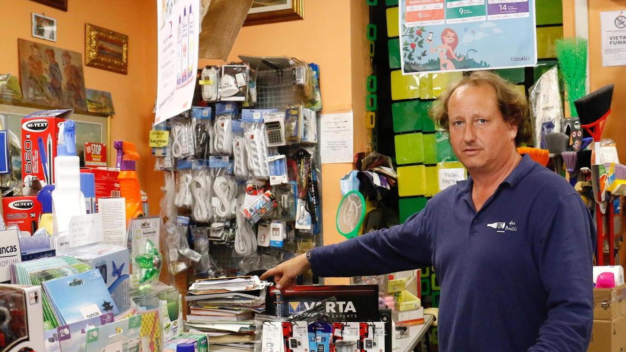 Sventa il furto chiudendo i ladri dentro al negozio