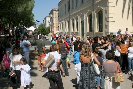 Bambini all'uscita di una scuola elementare in una foto d'archivio