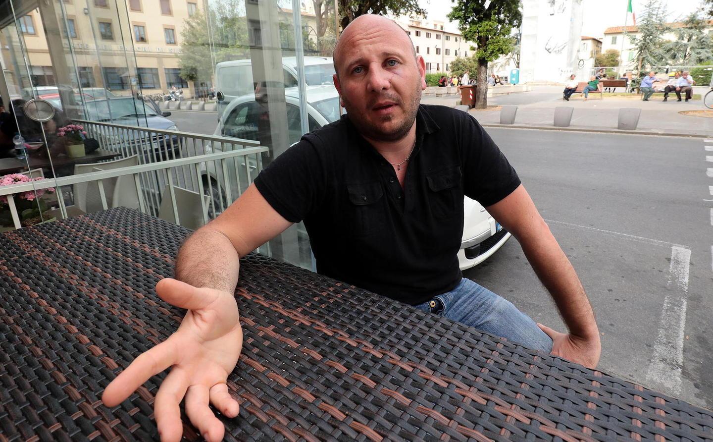 Pasticcere di un bar aggredito in pieno giorno: "Nessuno in mio aiuto"