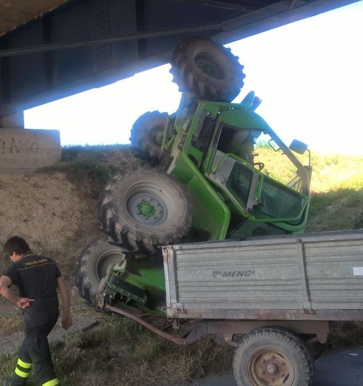 Muletto si ribalta sotto il ponte della variante di Bonelle 