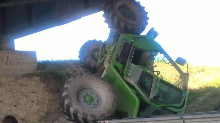 Muletto si ribalta sotto il ponte della variante di Bonelle