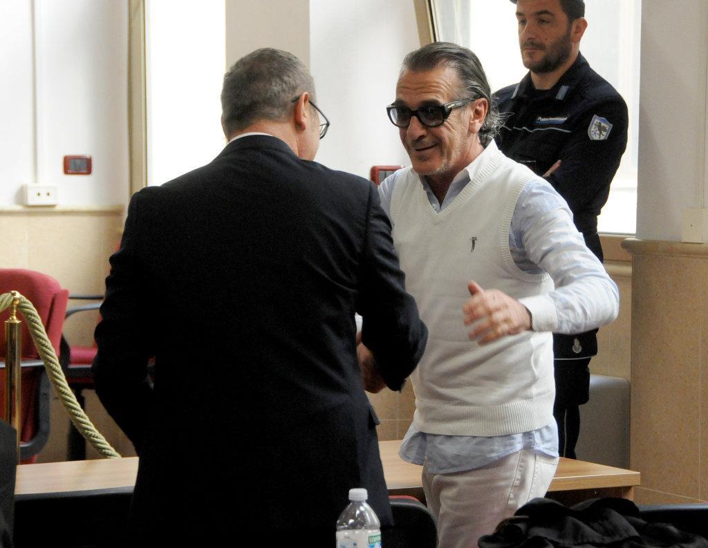 Mario Mele nell'aula del tribunale di Nuoro (foto Locci)