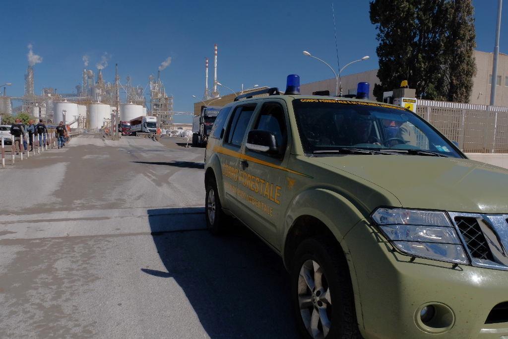 La forestale davanti allo stabilimenro Fluorsid