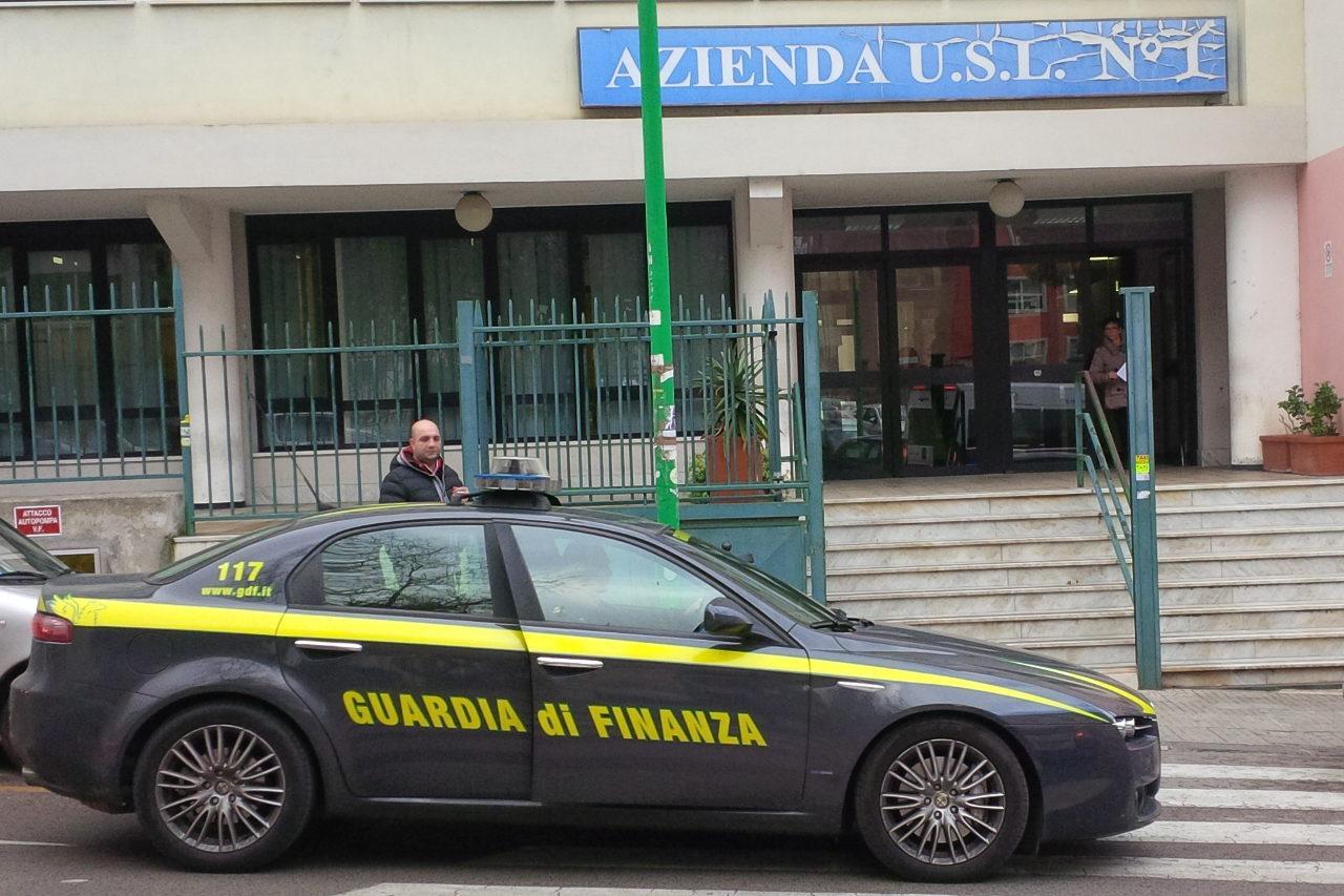 La guardia di finanza davanti alla sede dell'Asl di Sassari
