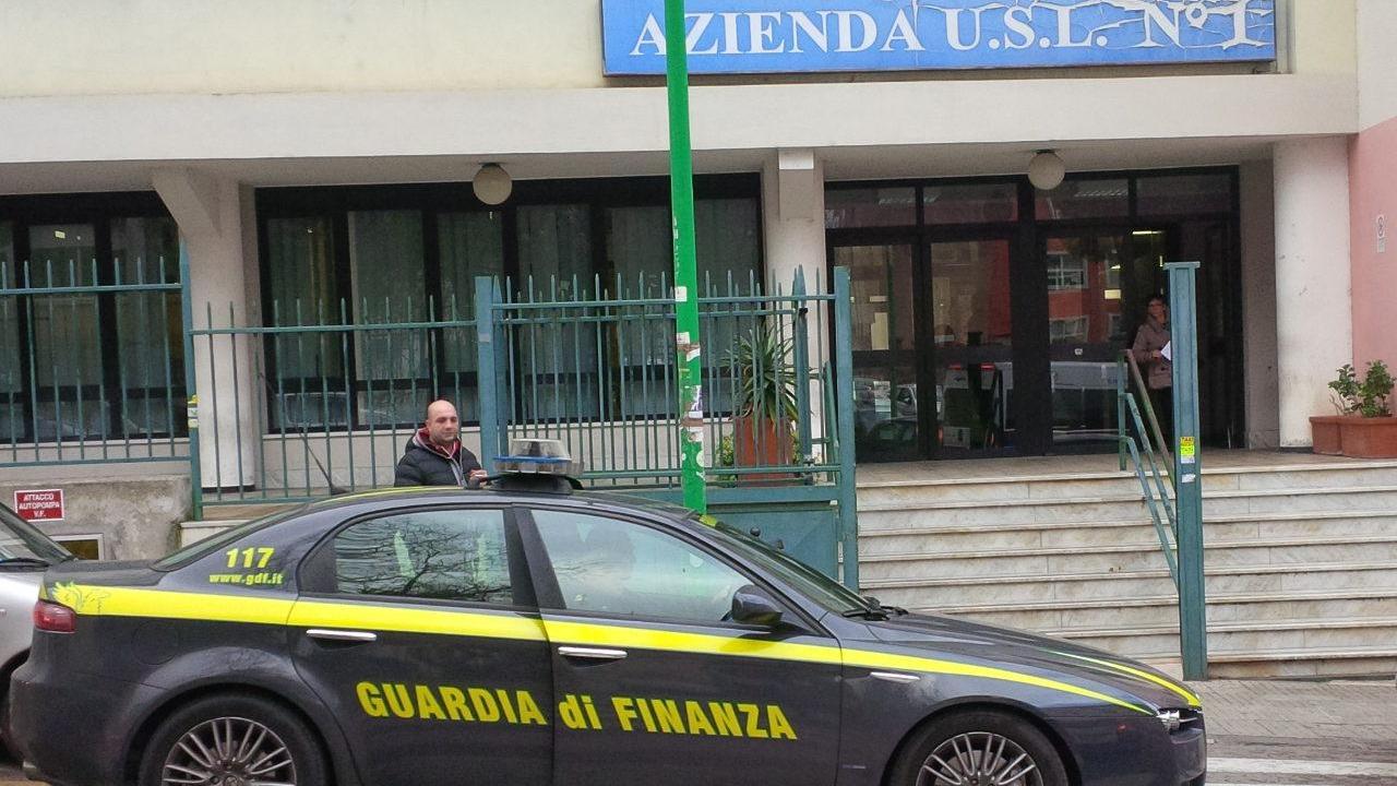 La guardia di finanza davanti alla sede dell'Asl di Sassari