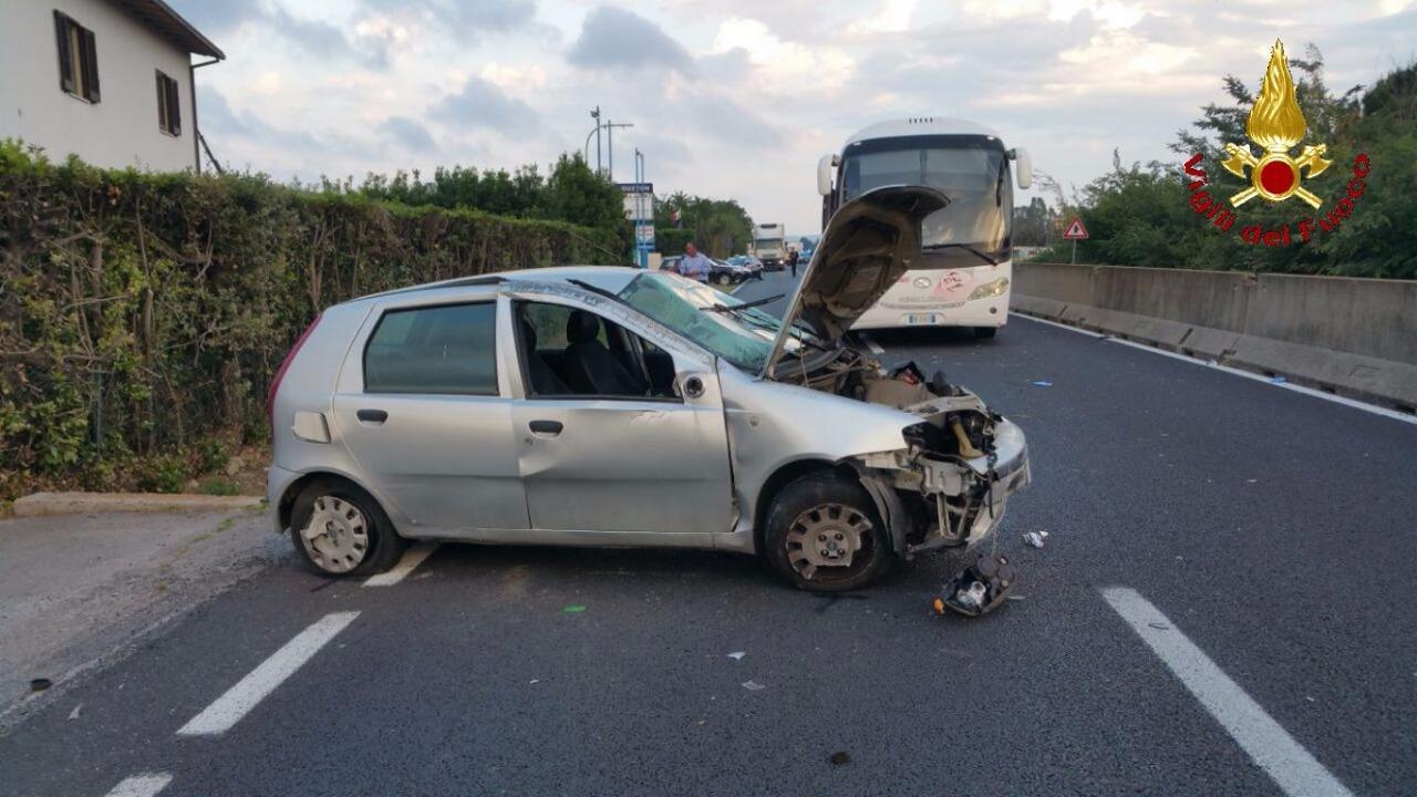 Così l'auto dopo l'incidente (foto Centro documentazione Vigili del fuoco)