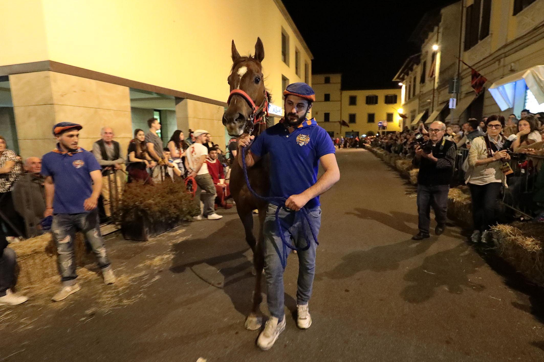 Palio di Fucecchio, San Pierino ritira il cavallo 