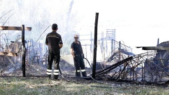 Incendio a Torre del Lago, il sindaco invita i cittadini a lavare la verdura