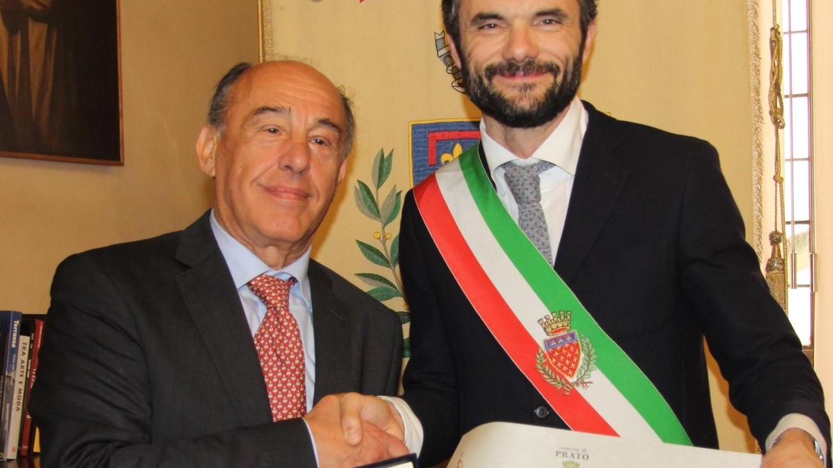 Il presidente del tribunale Nicola Pisano riceve il Gigliato d'oro dal sindaco Matteo Biffoni (foto Batavia)