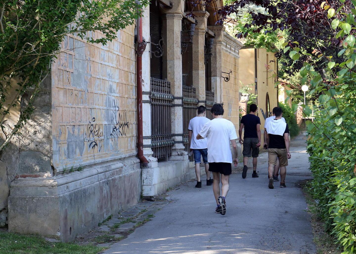 Sui muri esterni e sulla staccionata delle Tamerici intanto continuano ad apparire scritte dei writer (Foto Nucci)