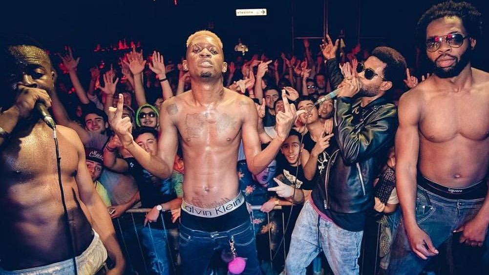 Bello Figo, lo show continua ma il concerto si farà