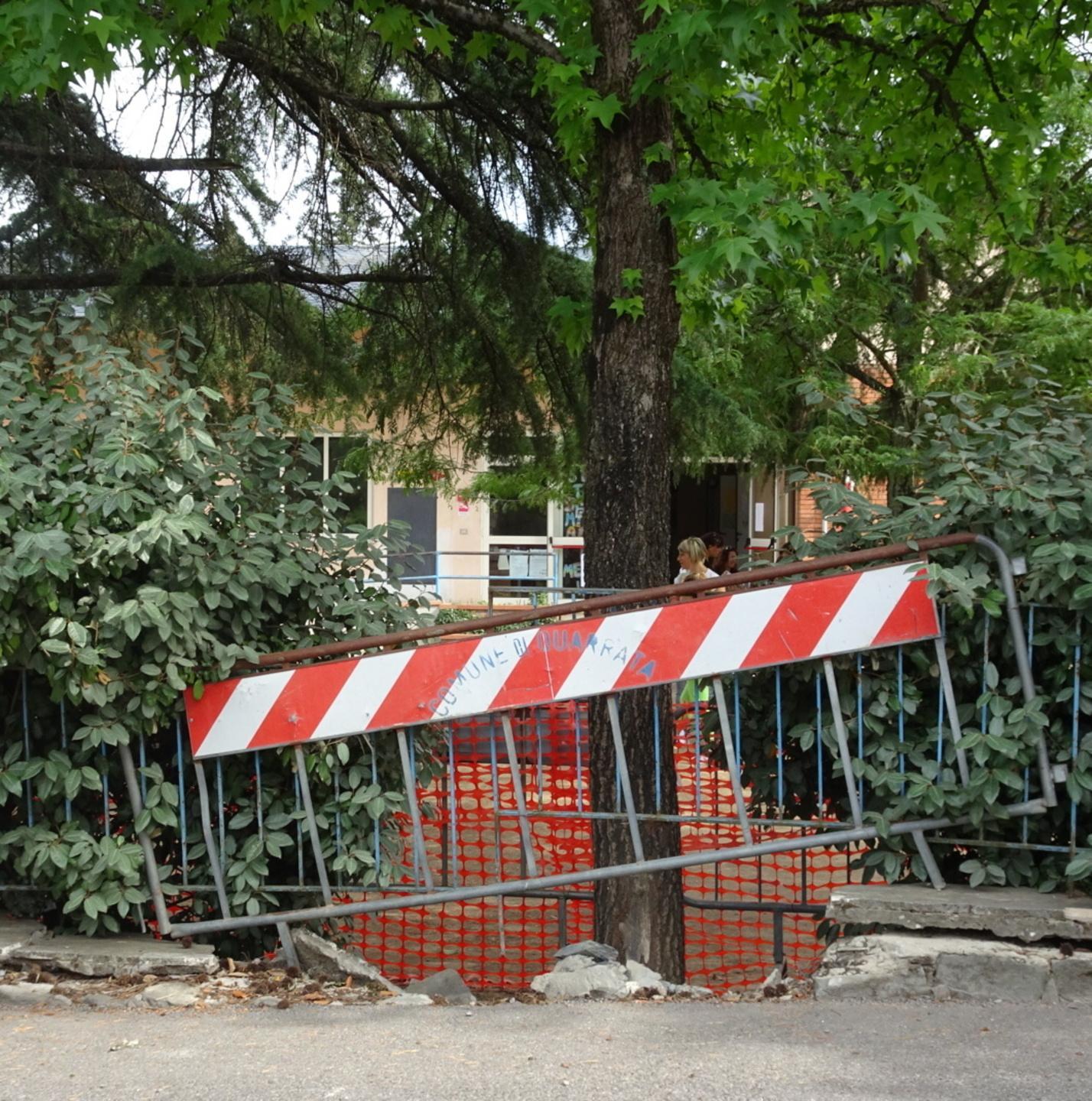 Buchi nella recinzione: «I nostri figli in pericolo» 