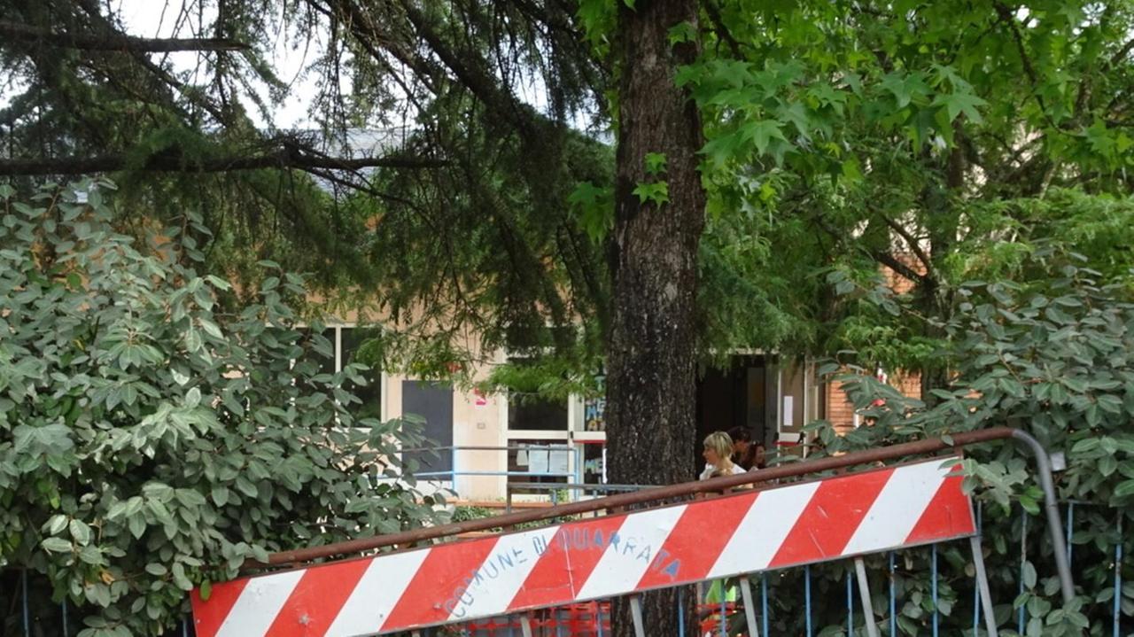 Buchi nella recinzione: «I nostri figli in pericolo»