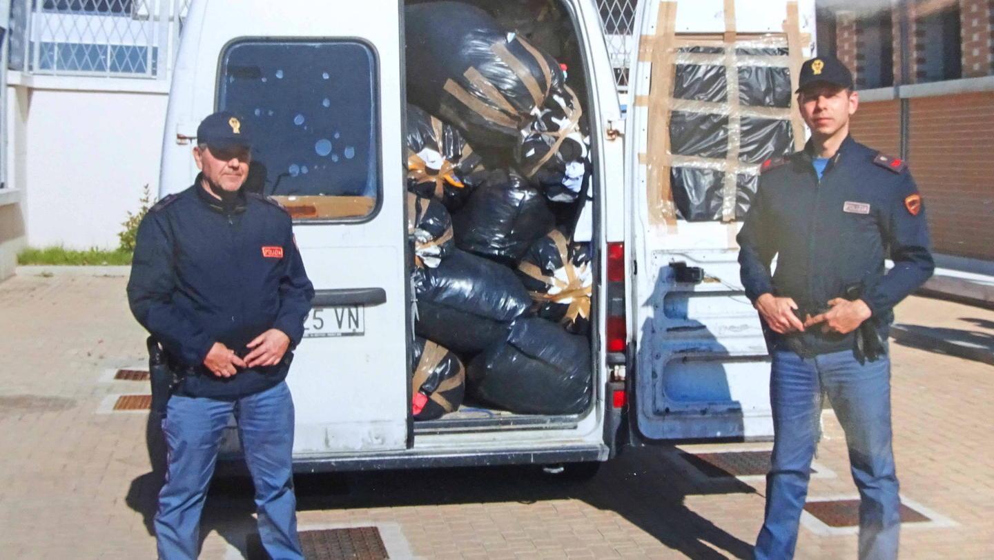 Due tonnellate di scarti tessili sul Ducato 