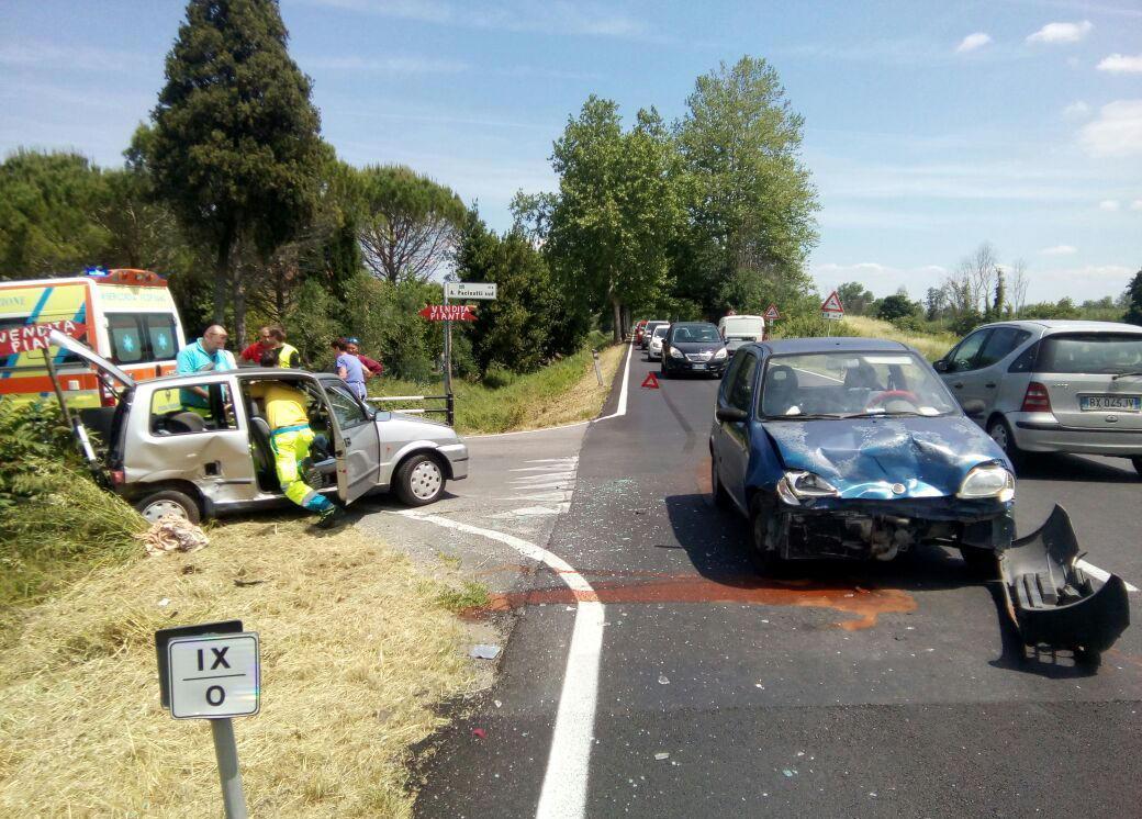 Scontro tra auto all’incrocio a rischio