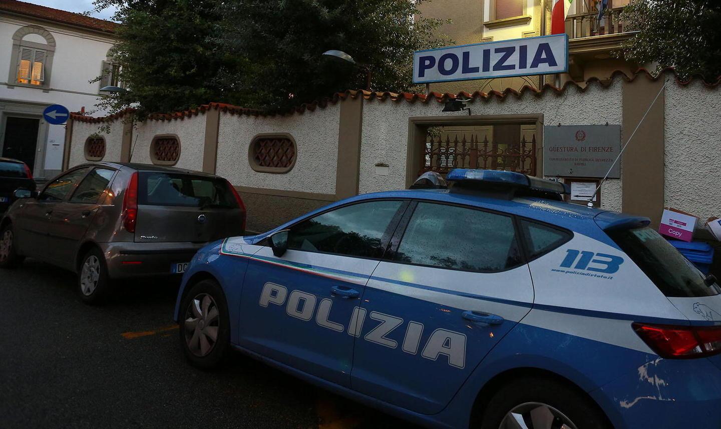 Scatena il caos accanto alla polizia 
