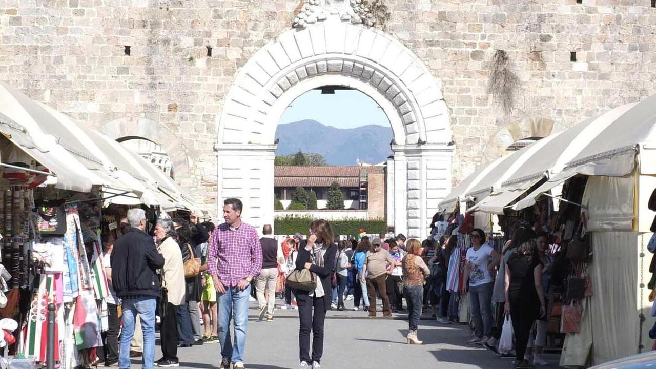 Bancarellai in consiglio comunale: «Ascoltateci»