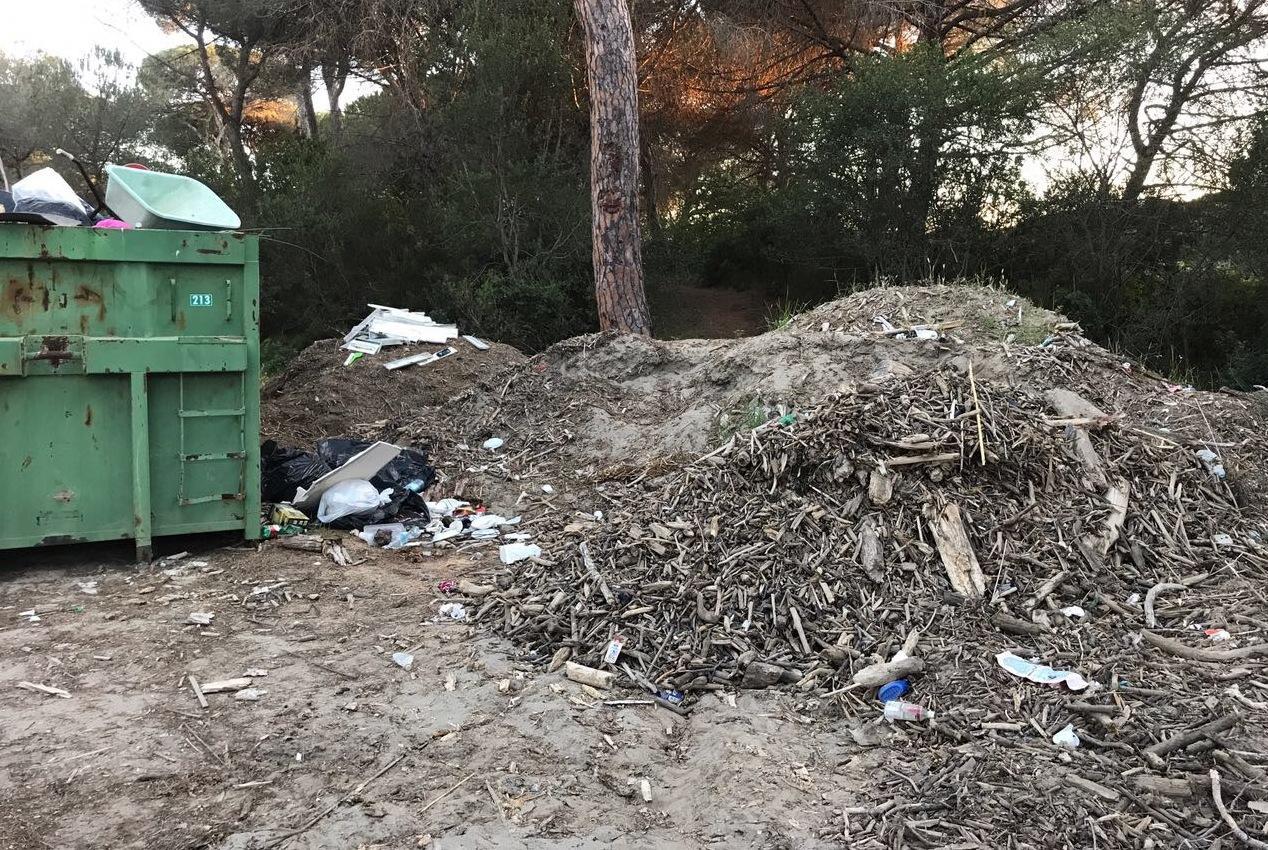 Cumuli di sporcizia in area Sic E niente permessi ai kiters